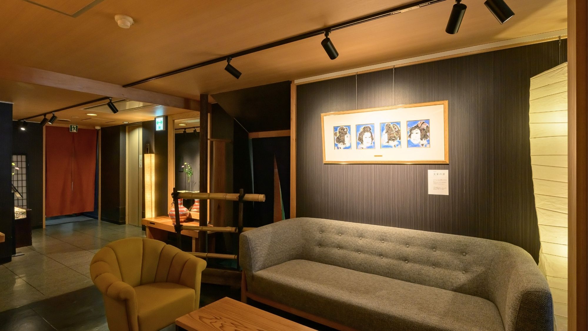 【ライブラリー】ゆったりとした椅子で心ゆくまでお寛ぎください。