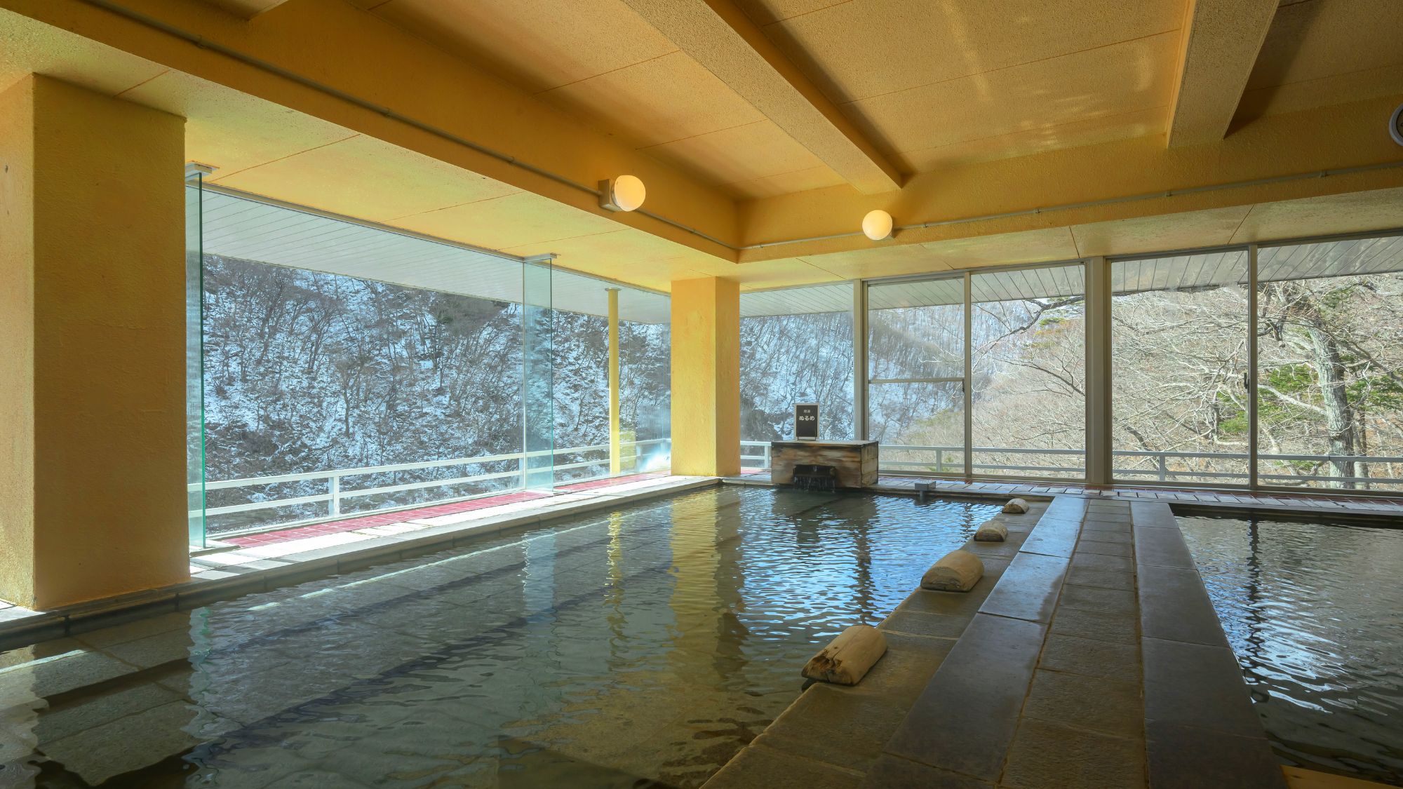 【展望風呂】幻想的な雪景色を眺めながら湯浴みをお愉しみください。