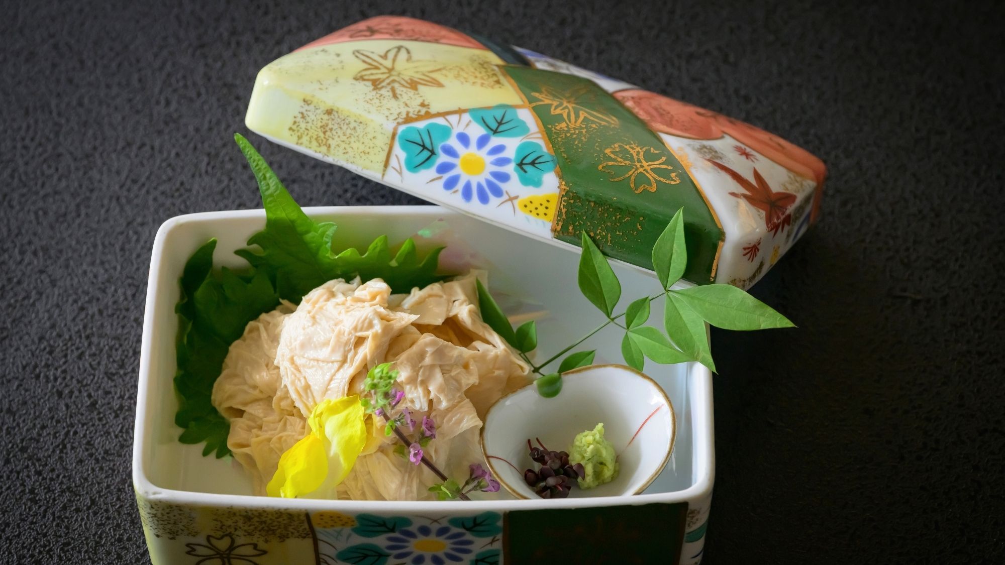 栃木名産、とろりとした食感の湯葉刺し。大豆の優しい香りが広がります。