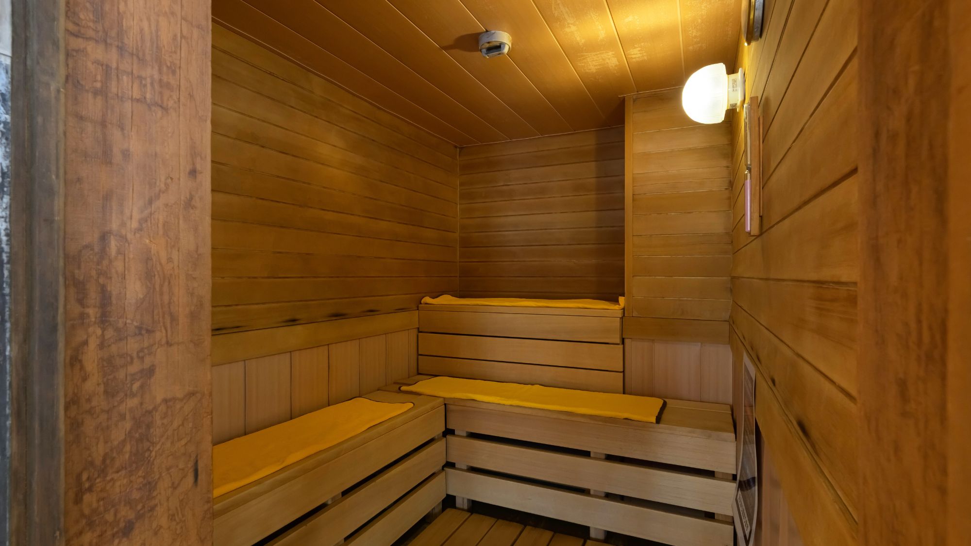 【低温サウナ】ゆっくりと汗を流して、肌を引き締めてください。