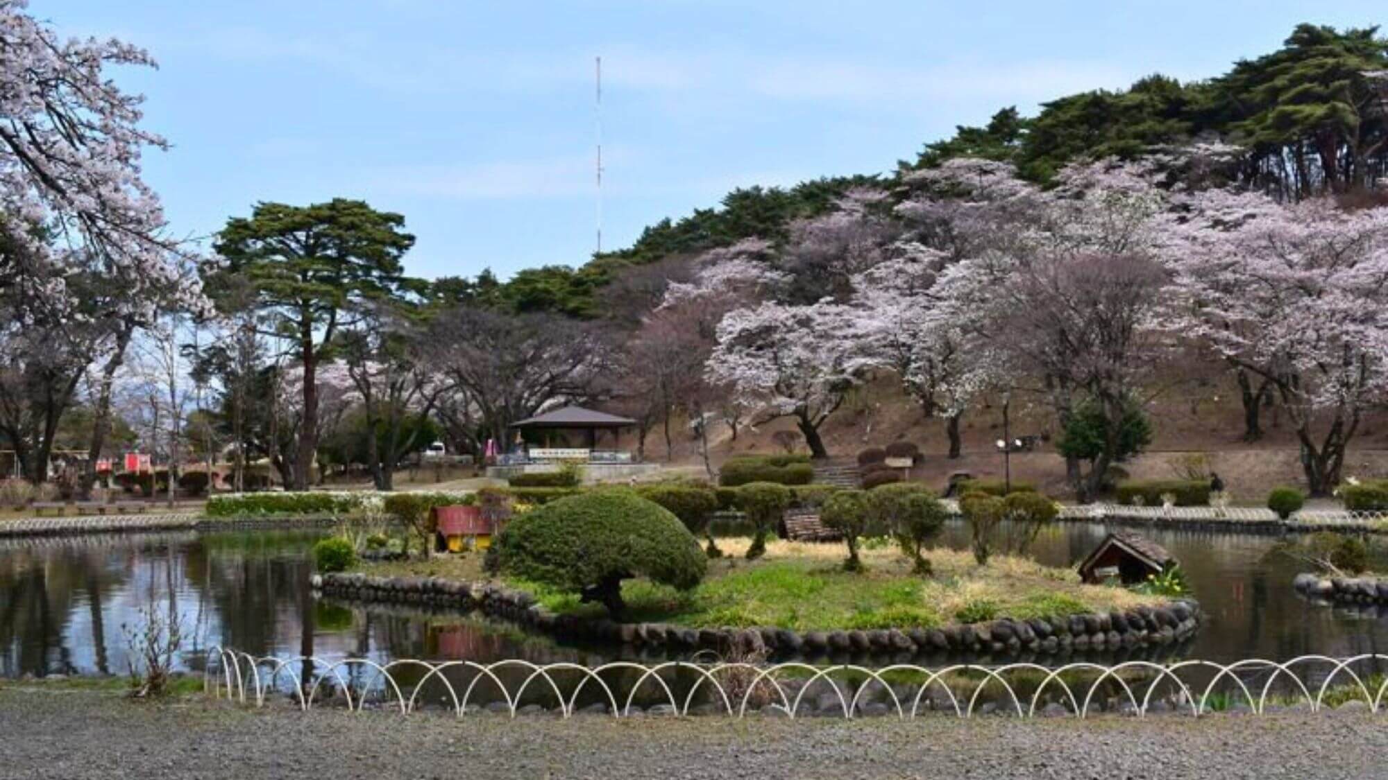 【烏ヶ森公園】桜、ツツジ、アジサイなどが咲き誇り、花の名所として親しまれる自然豊かな公園です。
