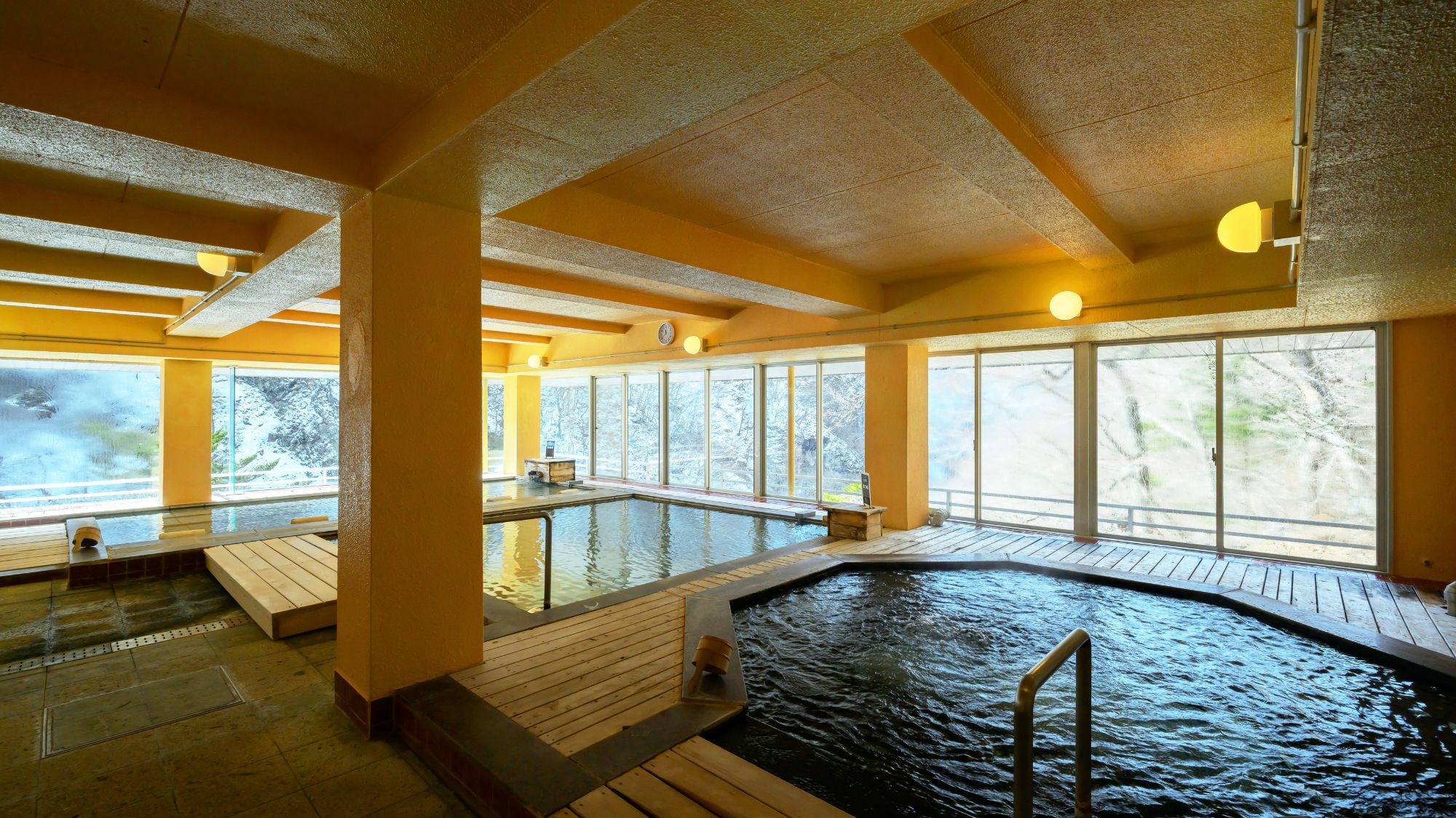 【展望風呂】大きな窓一面に広がる雪景色をご堪能ください。