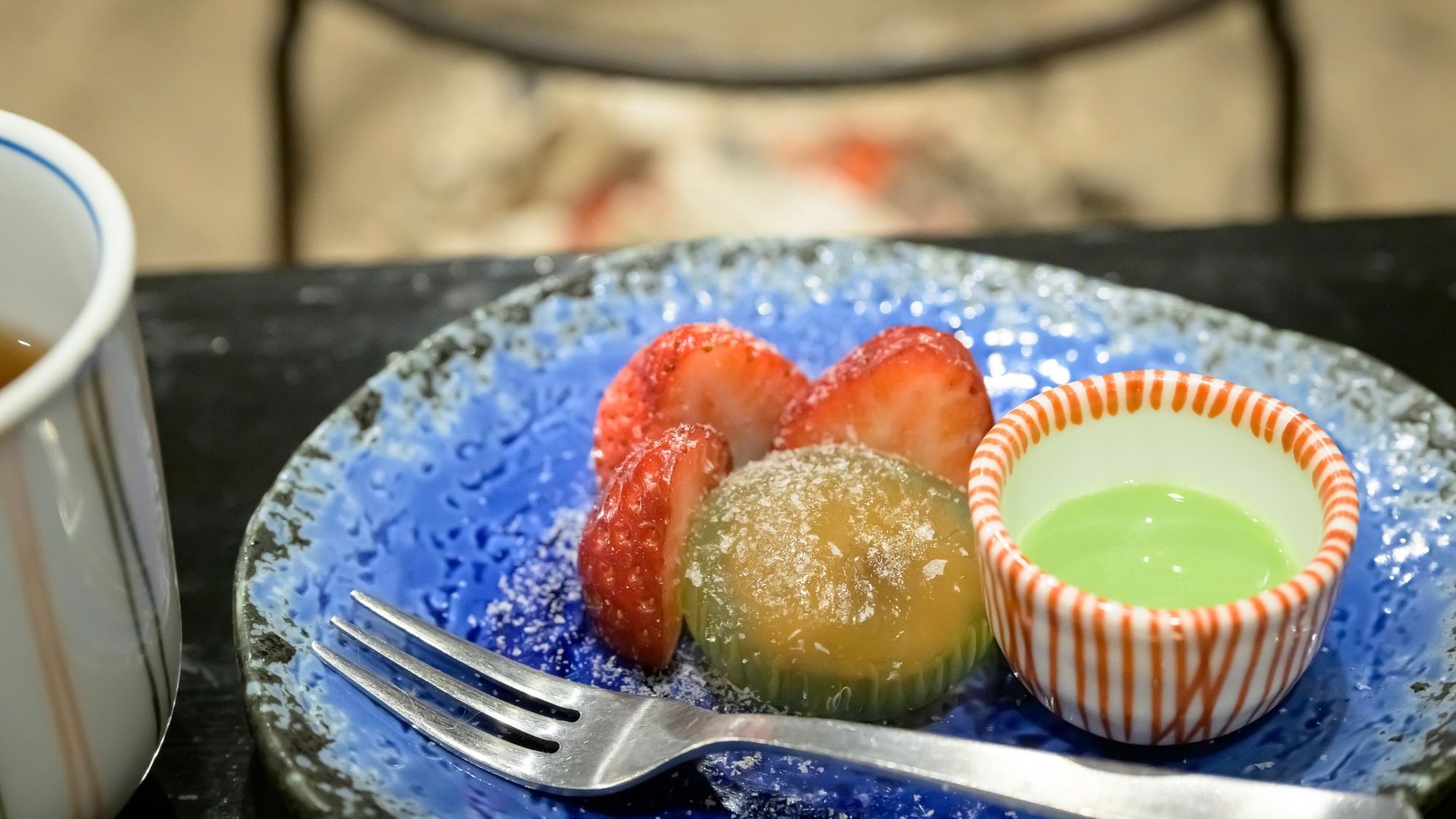 彩り豊かな季節の甘味。囲炉裏の余韻に浸りながら、心ほどけるひとときをお過ごしください。