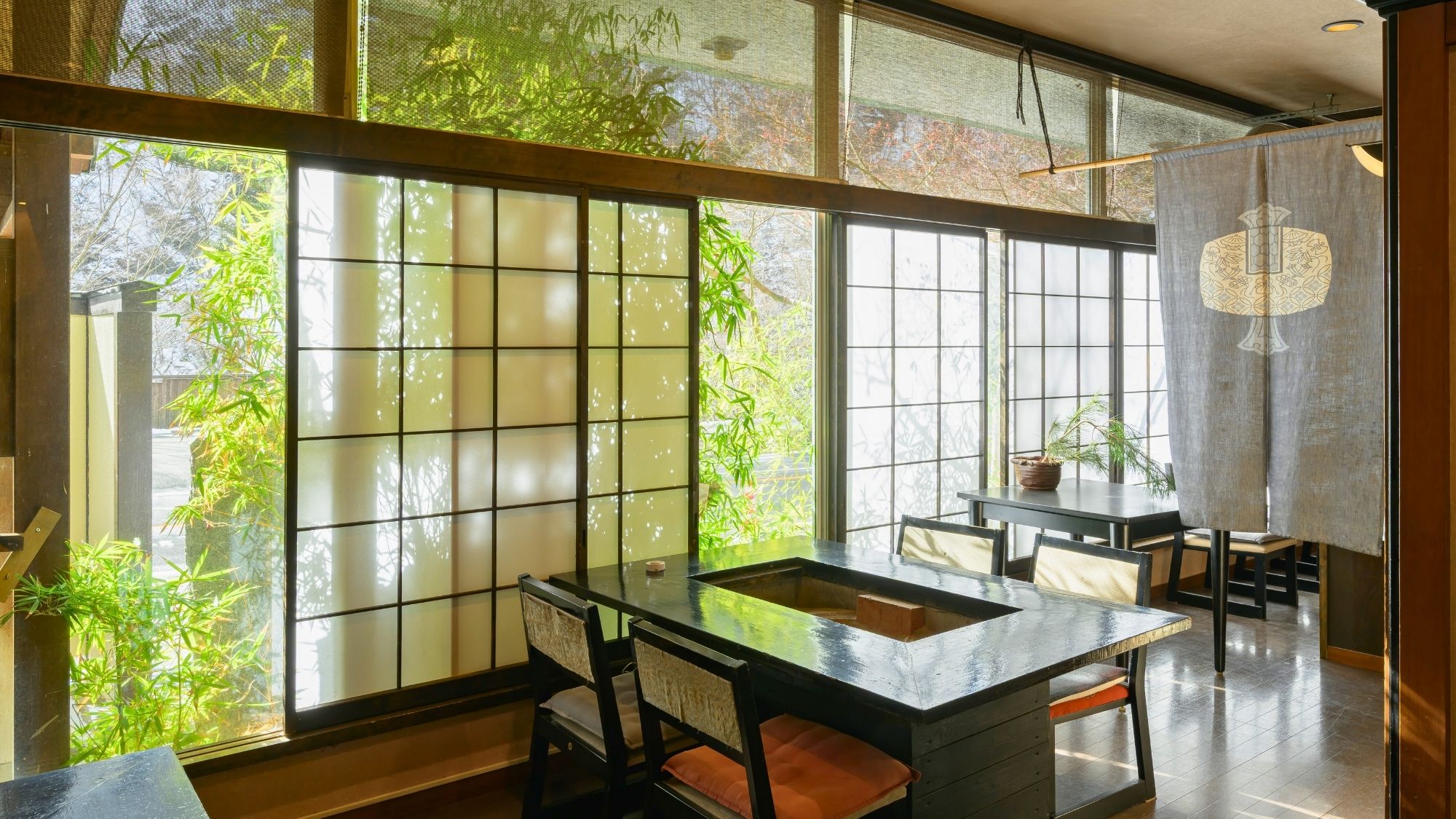 和の風情を感じる囲炉裏会場。旬の味覚をご堪能ください。