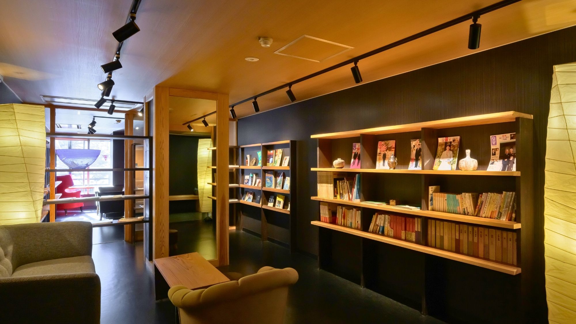 【ライブラリー】静かな時間が流れる、大人の隠れ家のような空間です。