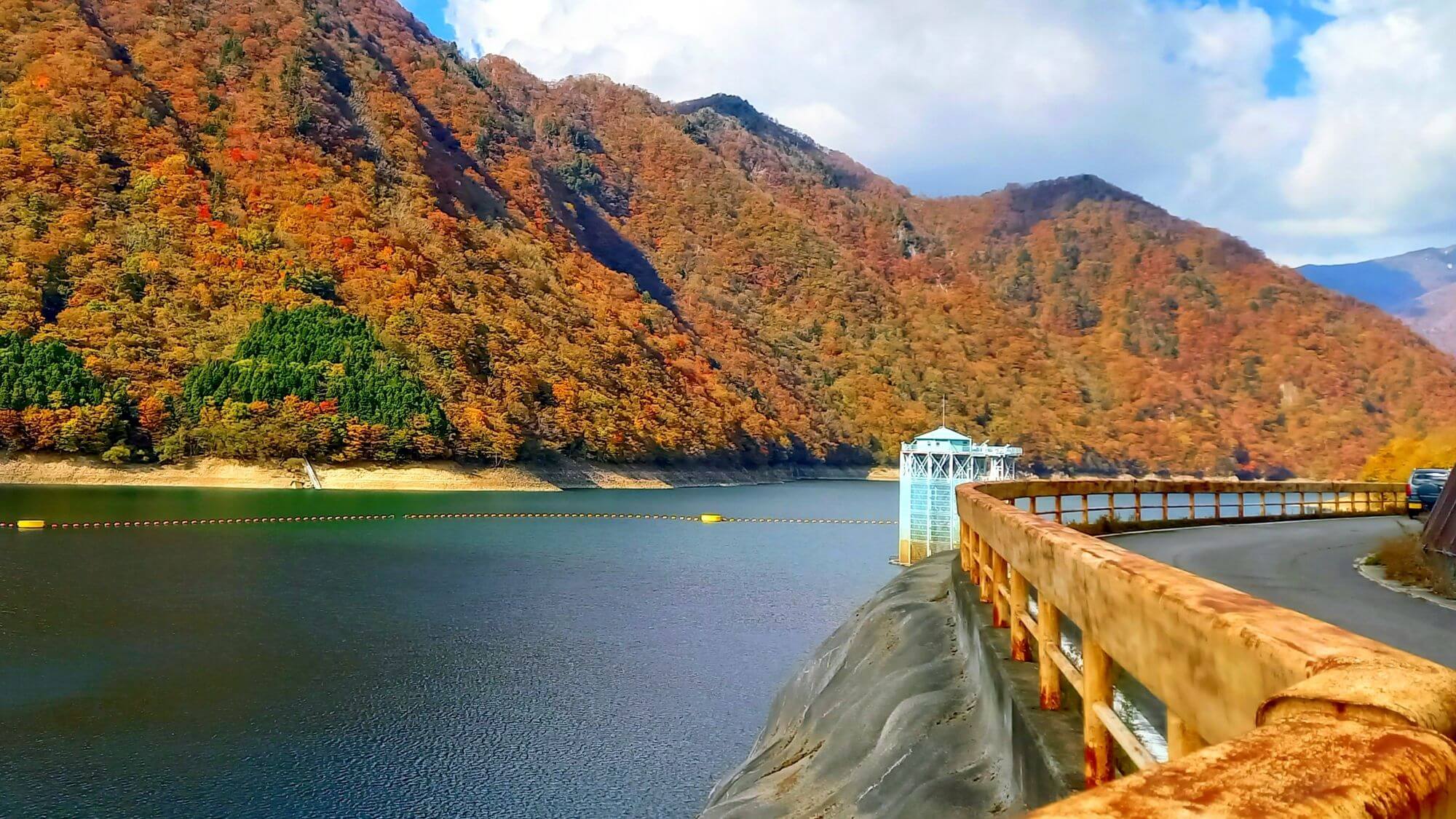 【深山ダム】ダムの周辺は豊かな自然にあふれ、四季折々の景色を大パノラマでお楽しみいただけます。