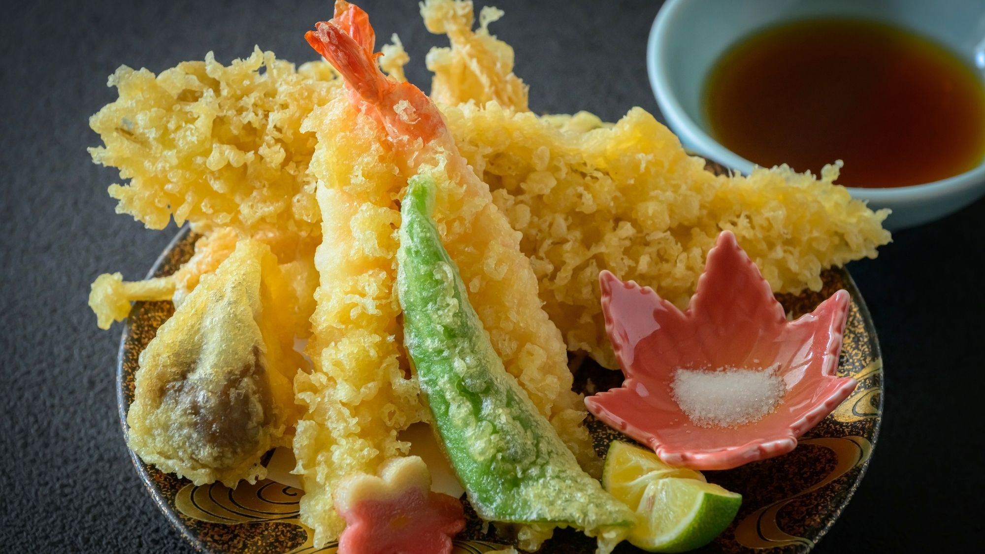 揚げたての天婦羅。旬の素材を閉じ込めた軽やかな食感を、熱いうちにお召し上がりください。