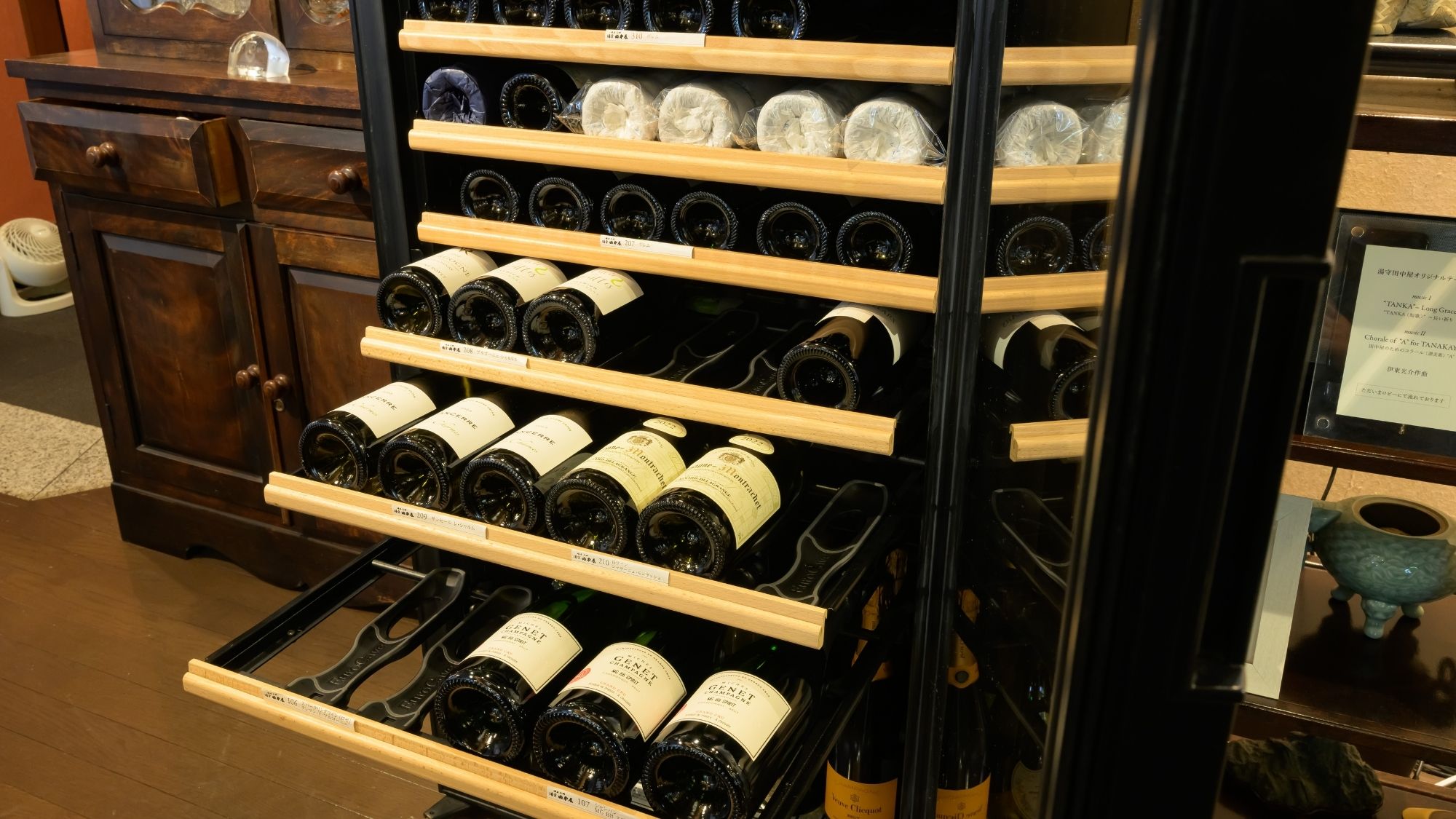 厳選されたワインが特別な夜を彩ります。お料理を引き立てる一杯を、心を込めてご提案いたします。