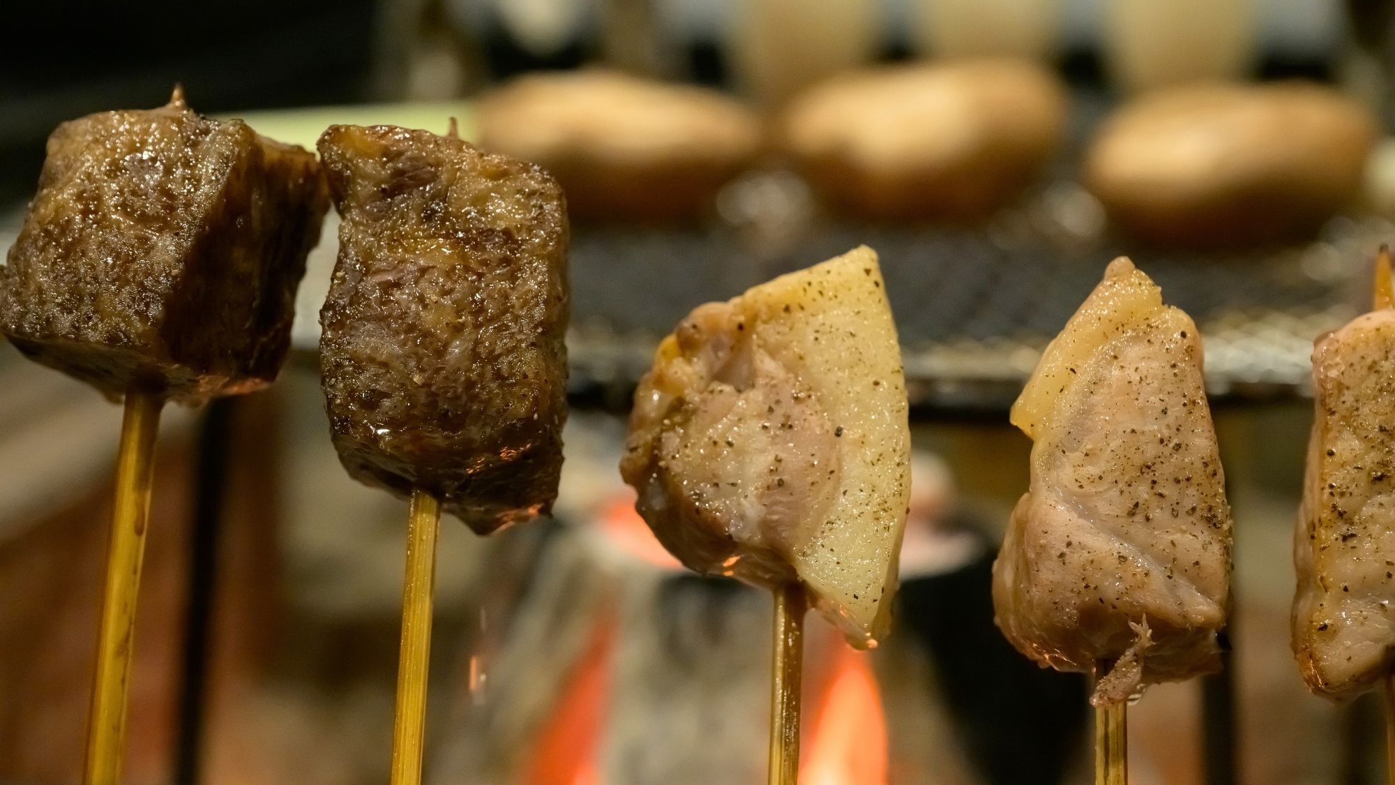 炭火でじっくりと焼き上げる串焼き。香ばしい匂いが食欲をそそります。