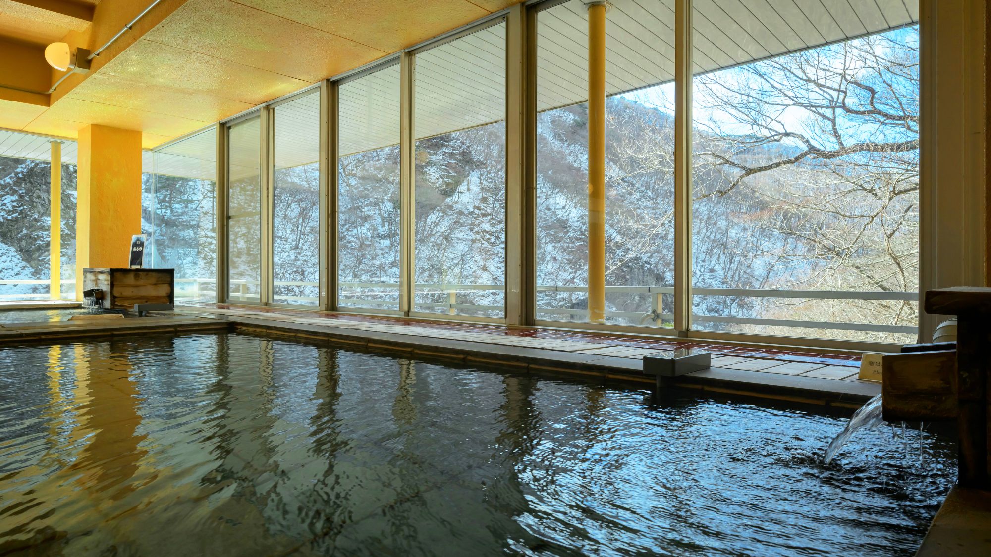 【展望風呂】窓の外に広がる冬景色を、心ゆくまでご堪能ください。