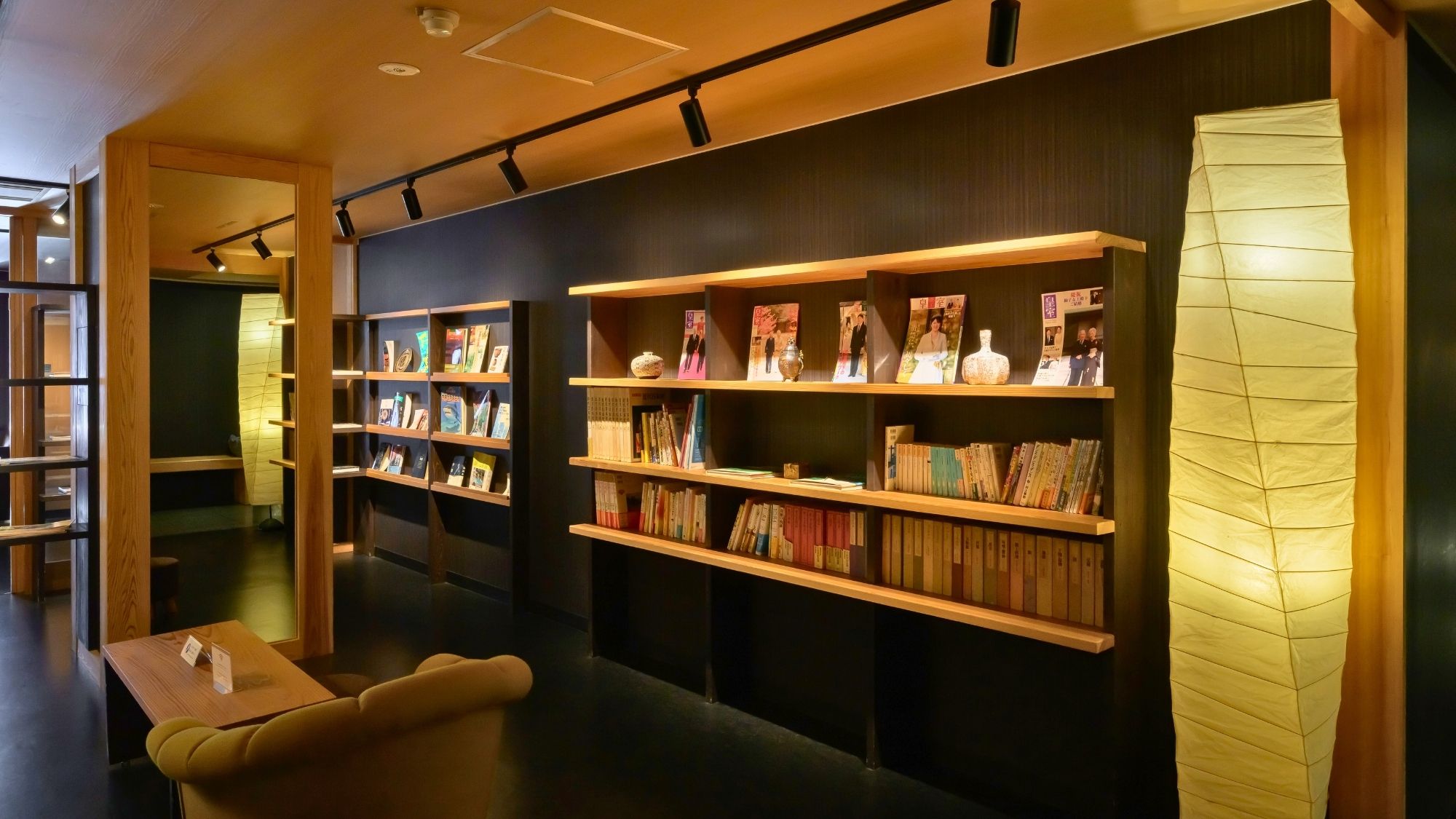 【ライブラリー】ずらりと並ぶ本の中から、心惹かれる一冊をどうぞ。