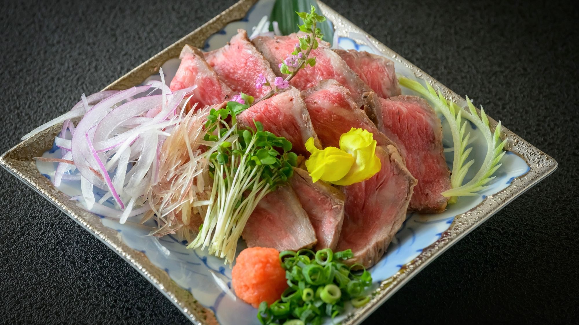 地元のブランド牛を贅沢に牛たたきで。噛みしめるほどにお肉の甘みが広がります。