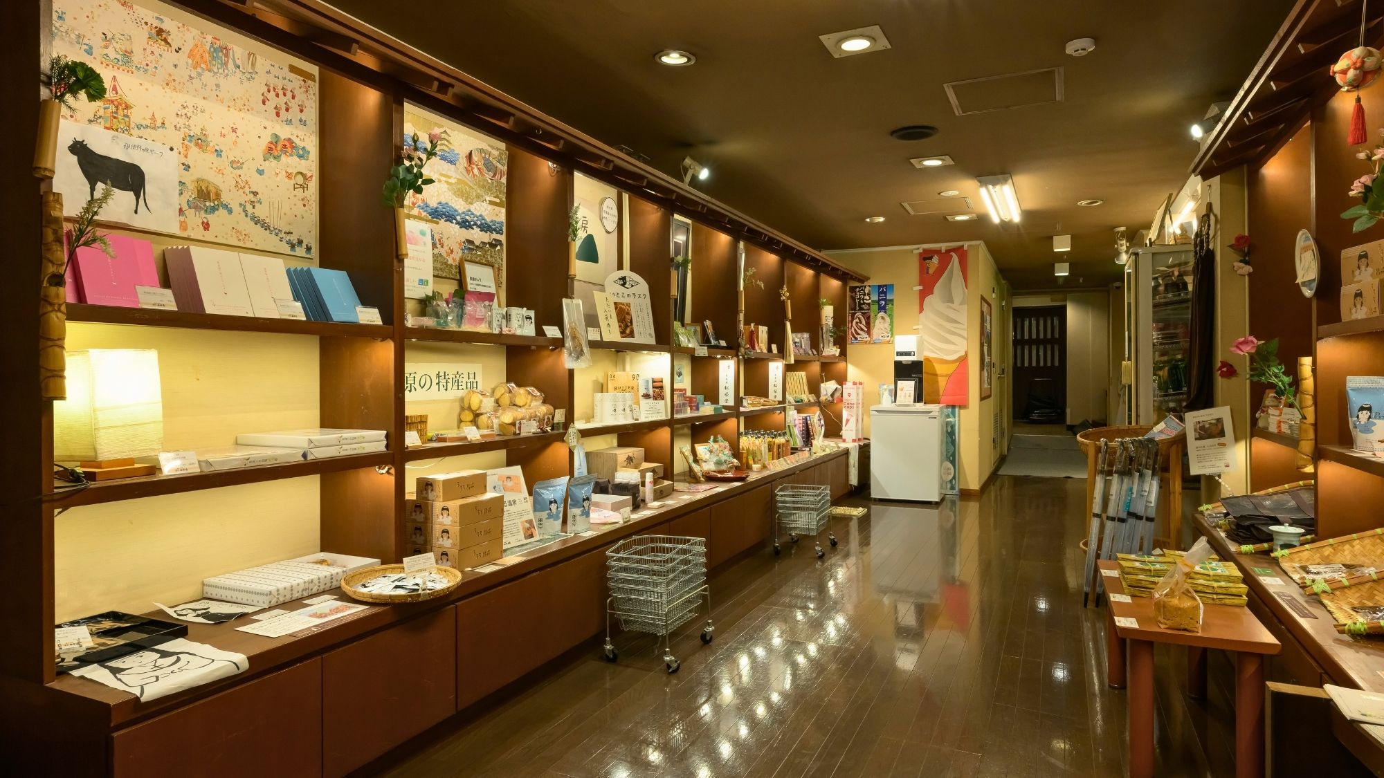 【売店】地元の温もりが伝わるお土産を、ゆっくりとお選びください。