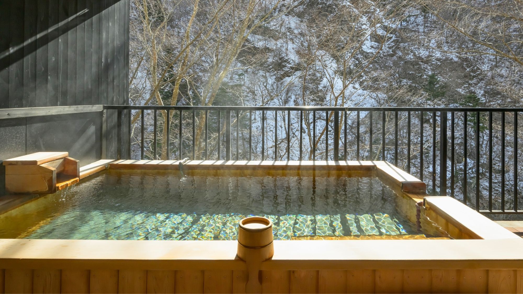 【渓谷風呂】立ち上る湯気を眺めながら、一日の疲れをゆっくりと癒やしてください。