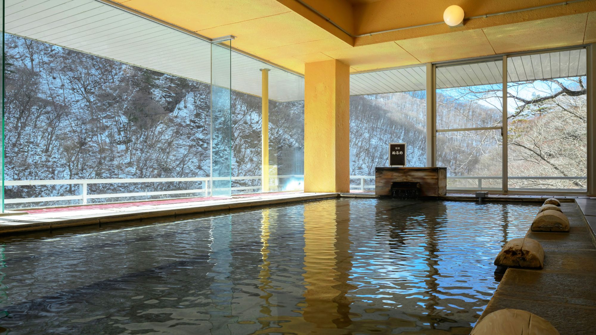 【展望風呂】少しぬるめのお風呂で、ゆったりと長時間ご入浴いただくことができます。