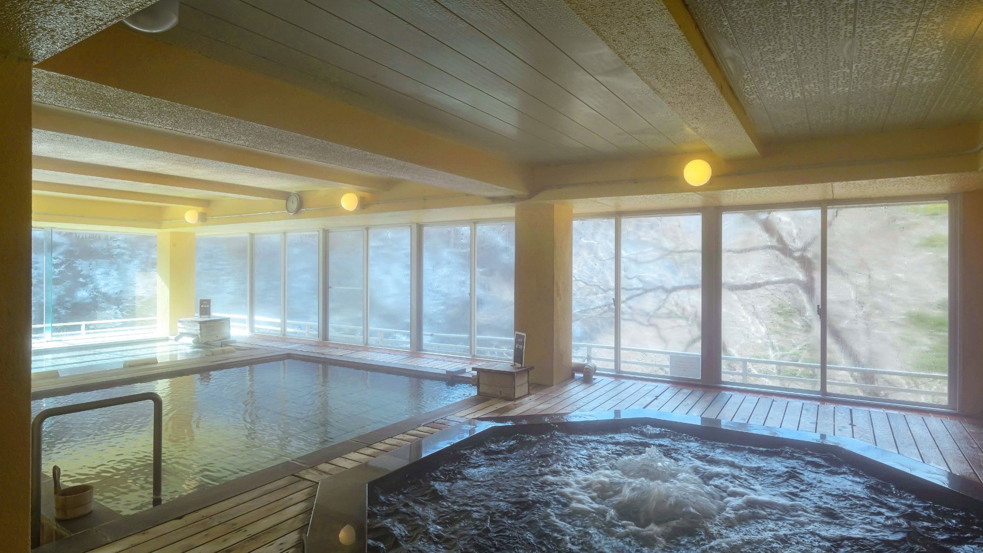 【展望風呂】窓の外の絶景を眺めながら、心ゆくまでお寛ぎください。