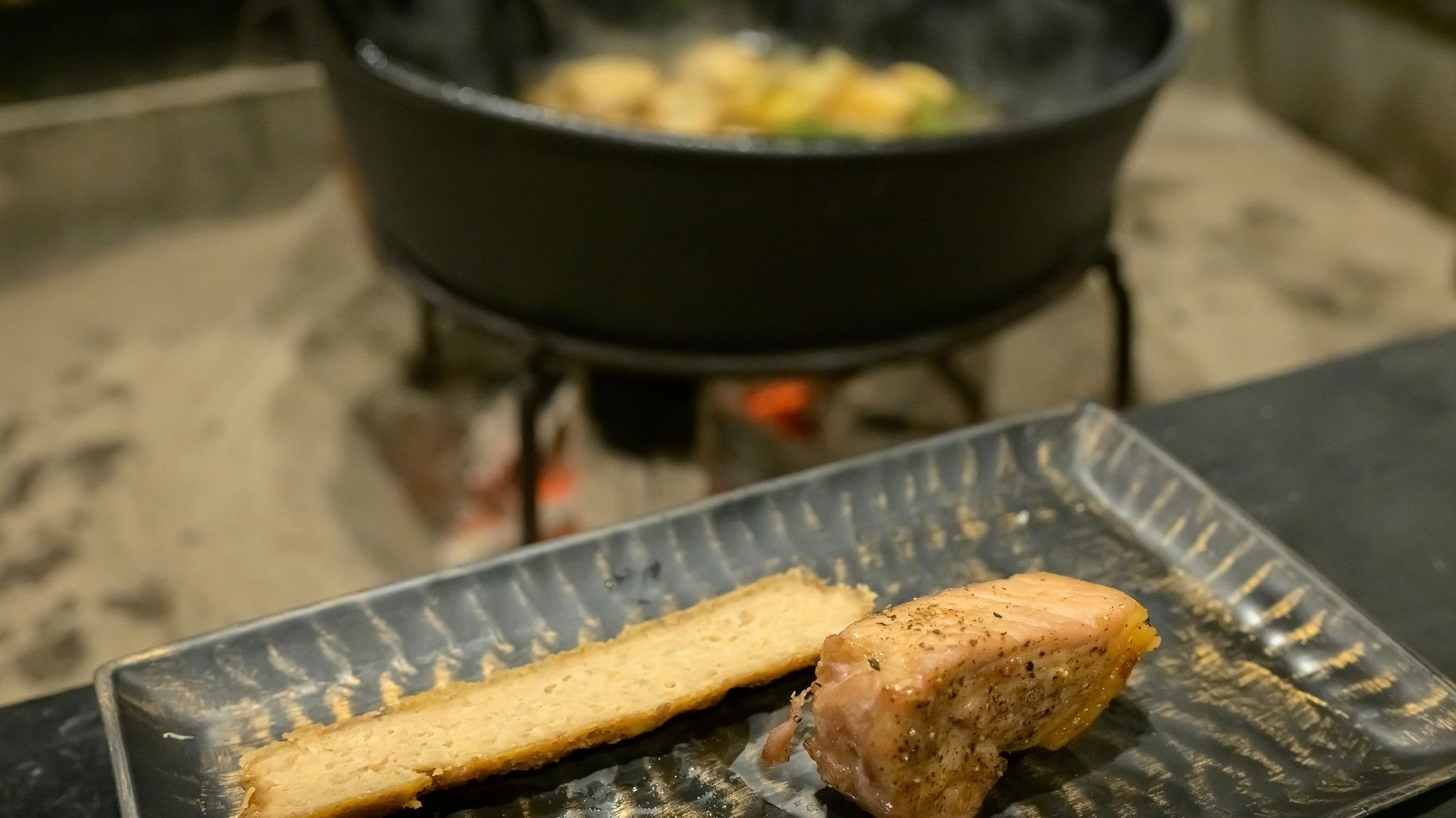 旨味の強い三元豚を香ばしく。炭火焼きならではの贅沢な風味をご堪能ください。