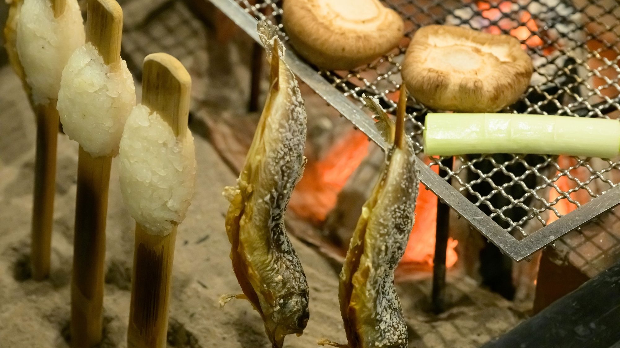 川魚や季節の野菜を囲炉裏端で。パチパチとはぜる炭の音を聴きながら、焼き上がりをお愉しみください。