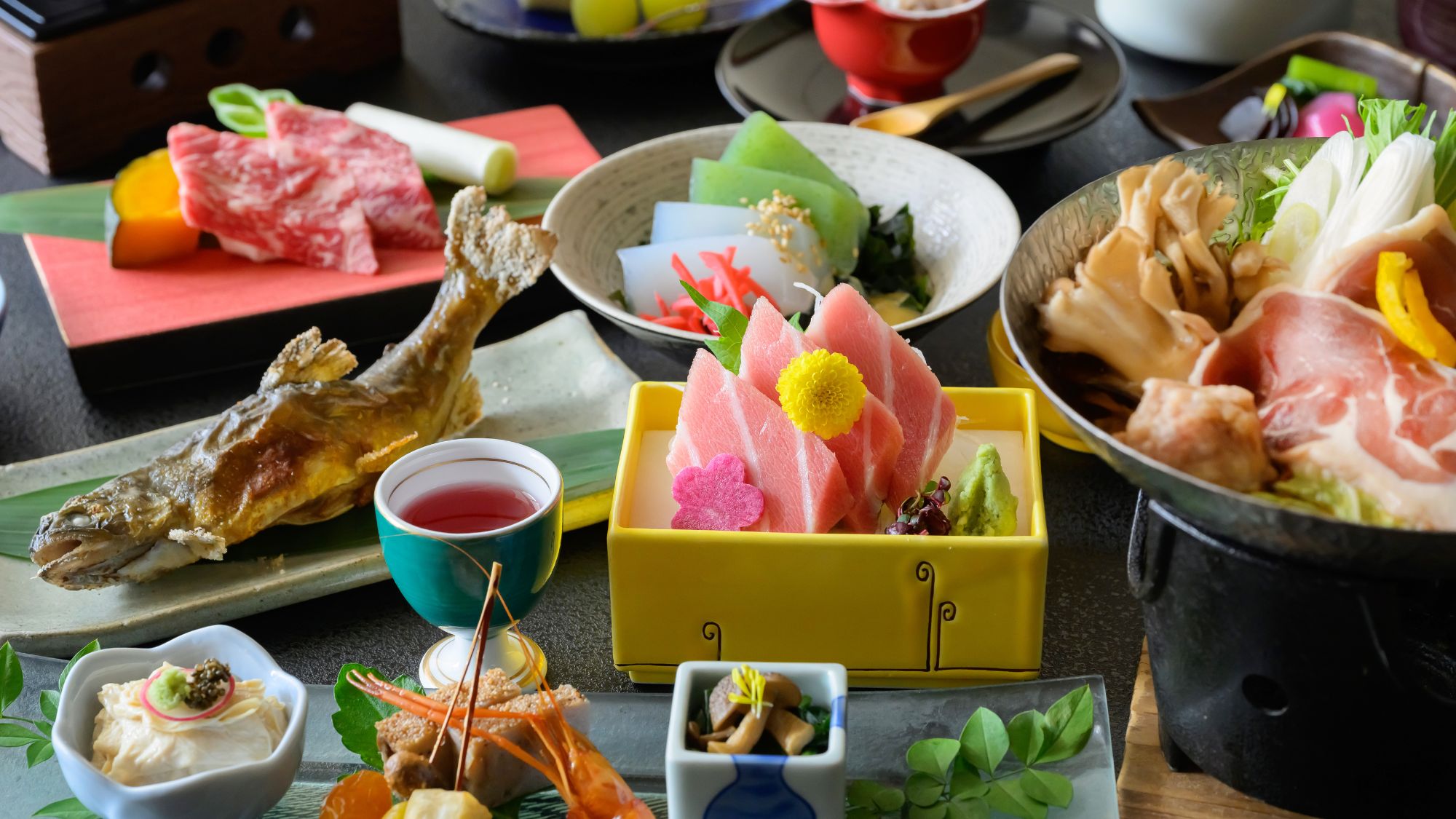 【季節のお任せ会席】料理長が旬を見極めて仕立てる季節のお任せ会席をご用意いたします。