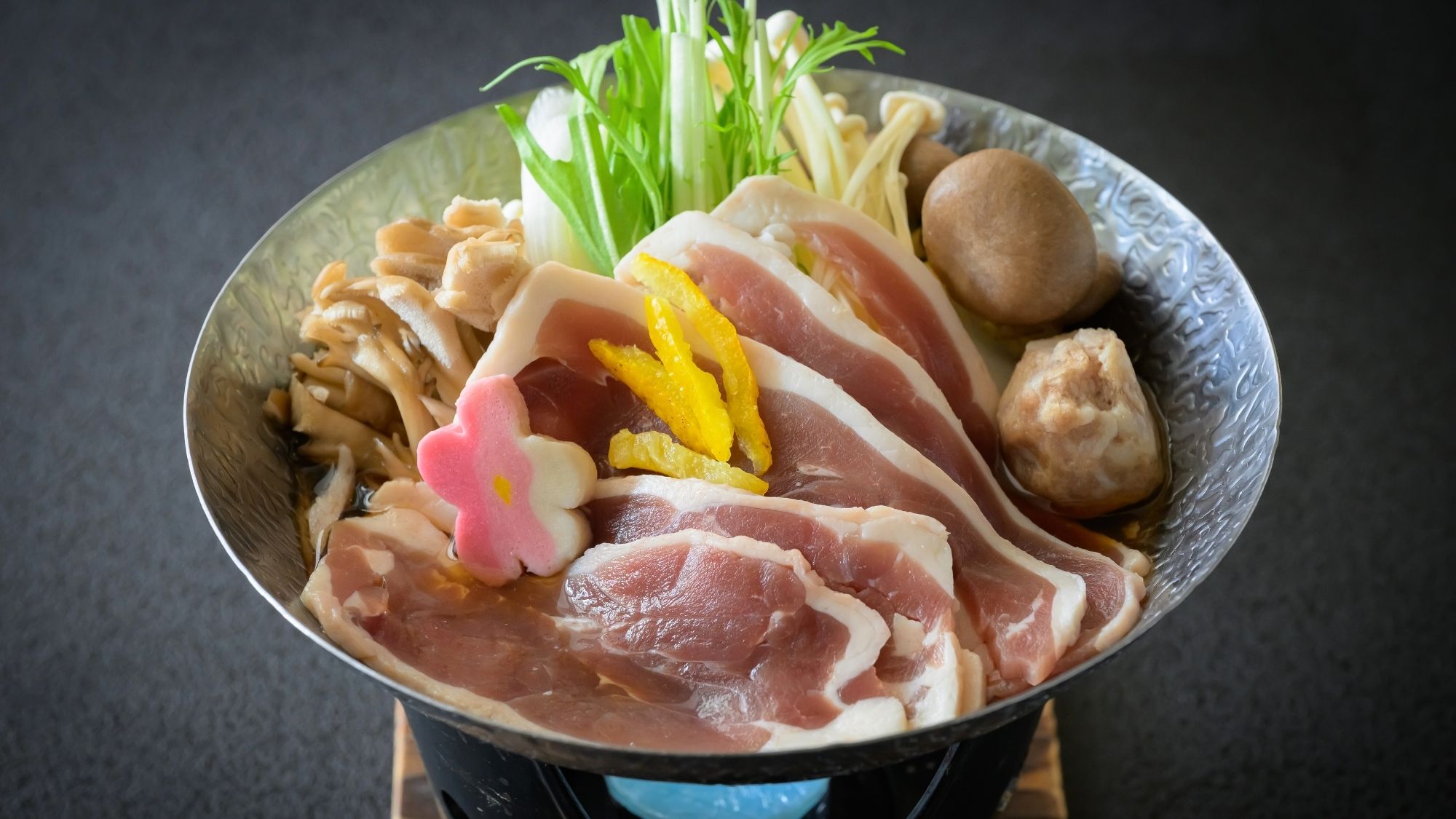 深いコクと旨味が広がる鴨鍋。滋味豊かな温もりが体に染み渡ります。