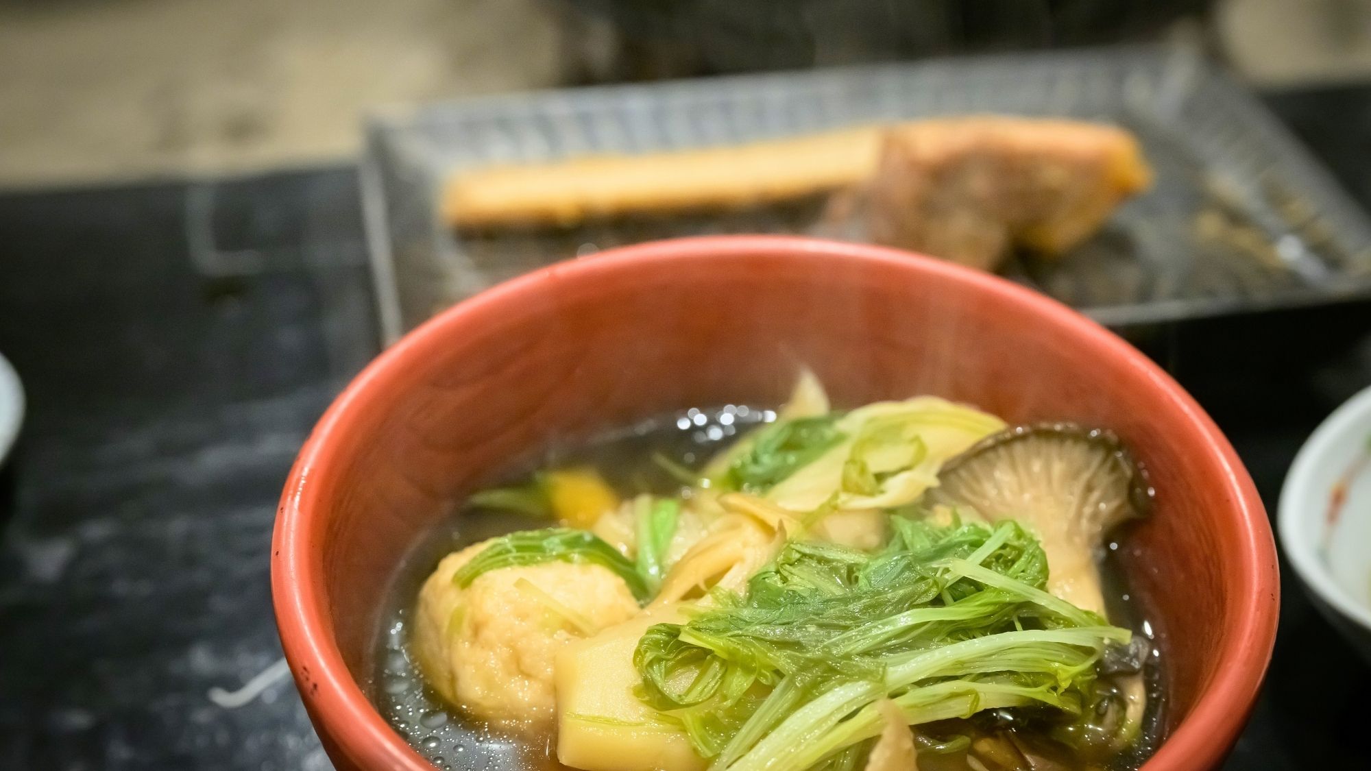 炭火の熱を感じながら、滋味豊かな味わいが体に染み渡ります。