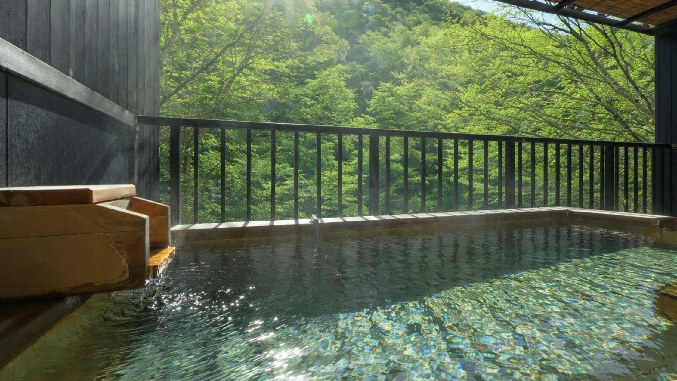 【渓谷風呂】心地よい香りに包まれて、絶景をお愉しみください。