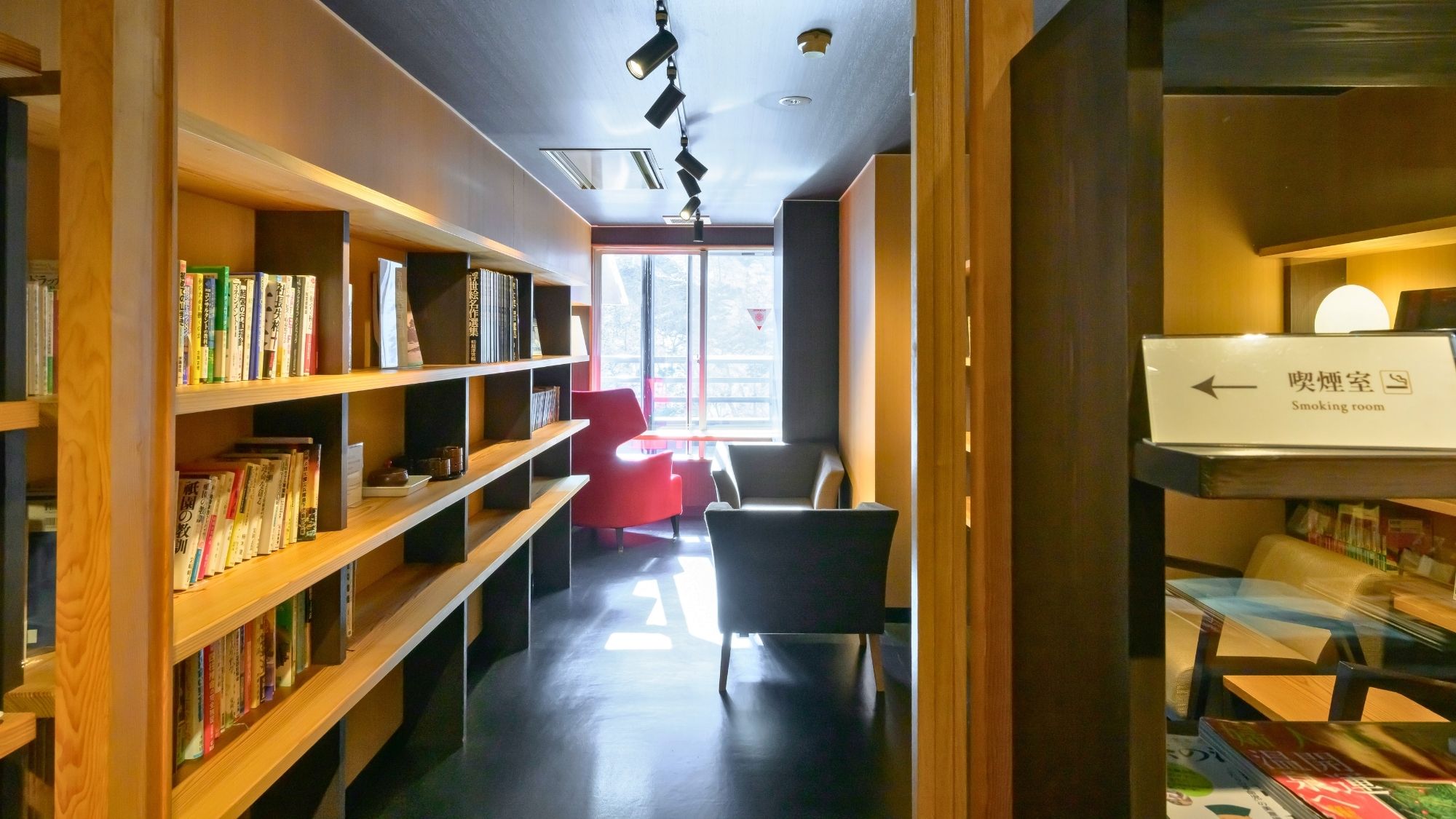 【喫煙室】奥の窓側のスペースには喫煙室をご用意しました。