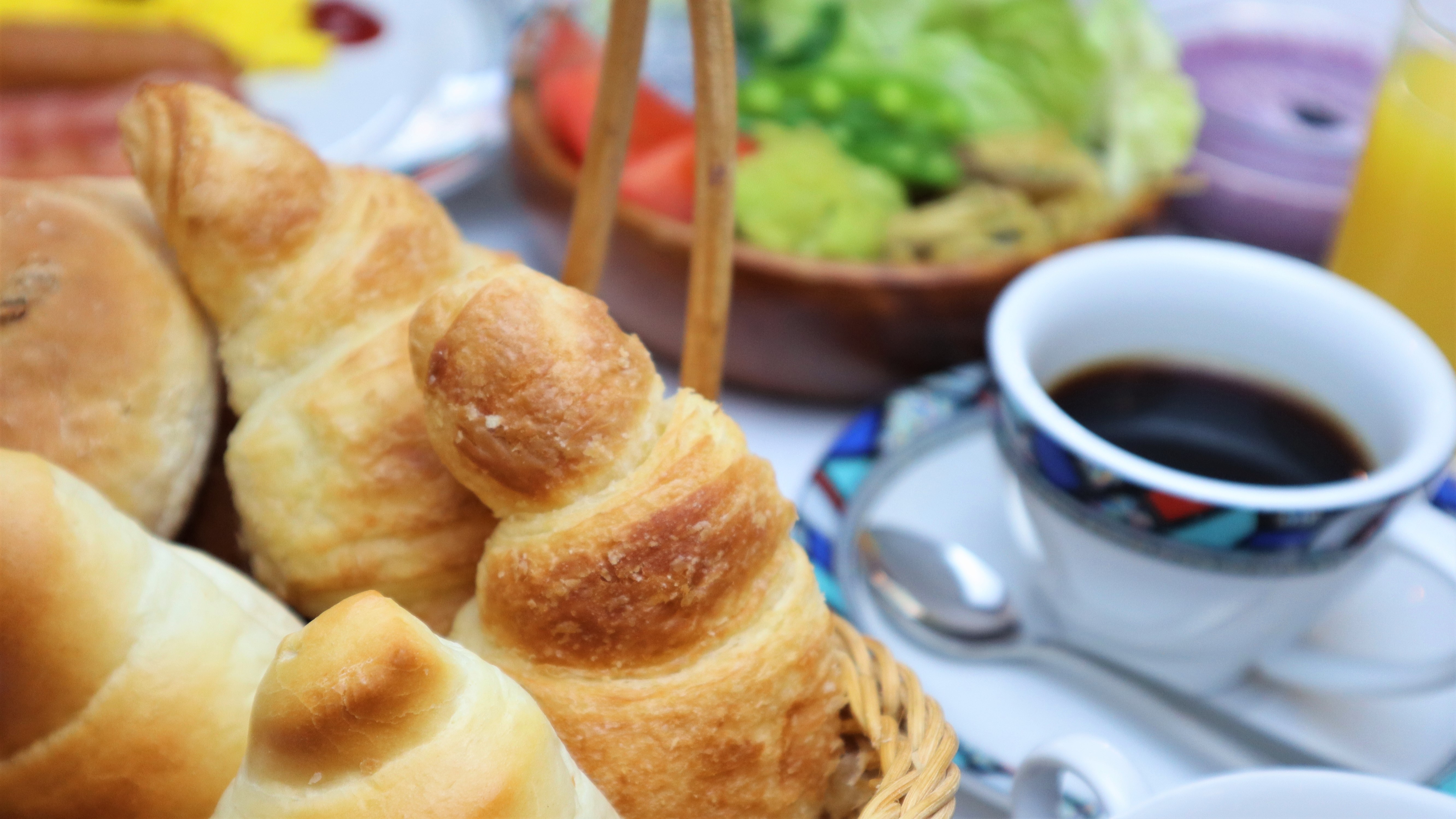 朝食の一例：焼きたてパンと地元産の新鮮野菜、卵料理・フルーツスムージー・牛乳など栄養満点の朝食です。