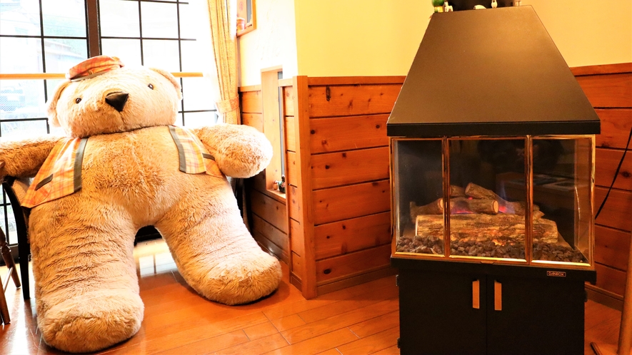 シンボルマスコットの大きなクマさんと暖炉。