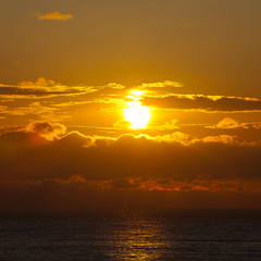 *海に沈む夕日。素敵な眺めに癒されて下さい。