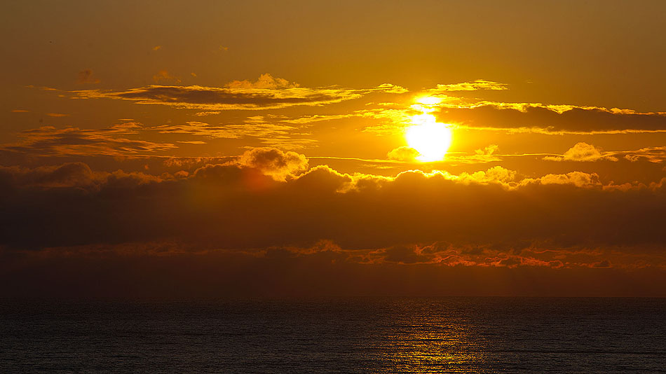 *海に沈む夕日。素敵な眺めに癒されて下さい。