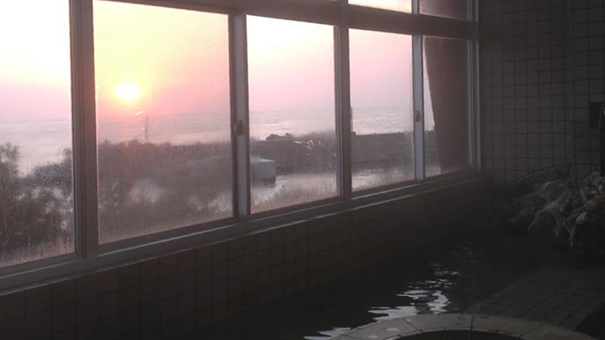 ■夕陽に染まる大浴場