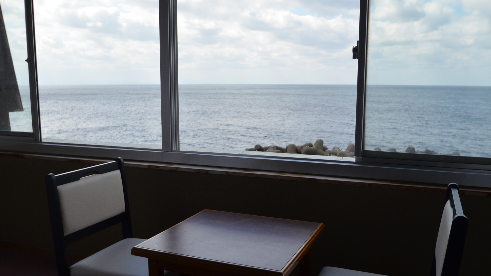 ■海側和室　窓際の椅子テーブルセットからの景色