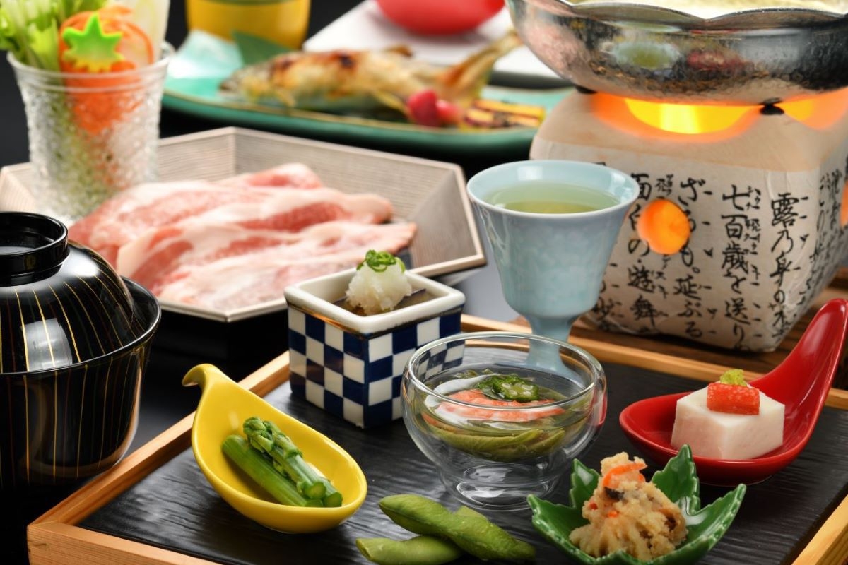【会場食】米の娘豚の塩だししゃぶ・鮎の化粧焼き・山形の四季を気軽に楽しむ【夏の会席・彩の膳】　