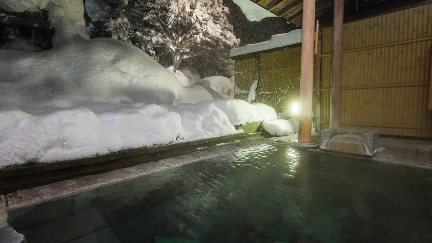 ◇冬景色　大浴場露天風呂(3名様程が丁度よい広さとなっております)