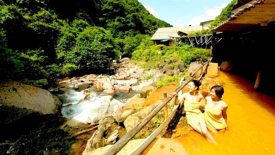横谷温泉旅館自慢の巨石大露天風呂