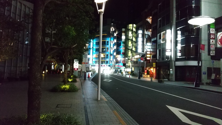 ■赤坂駅からの道順4：1番出口を出たら、そのまま出口を背にして真っ直ぐ5分ほど進みます。