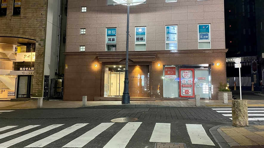 ■赤坂見附駅からの道順7：つき当たりを左折します。