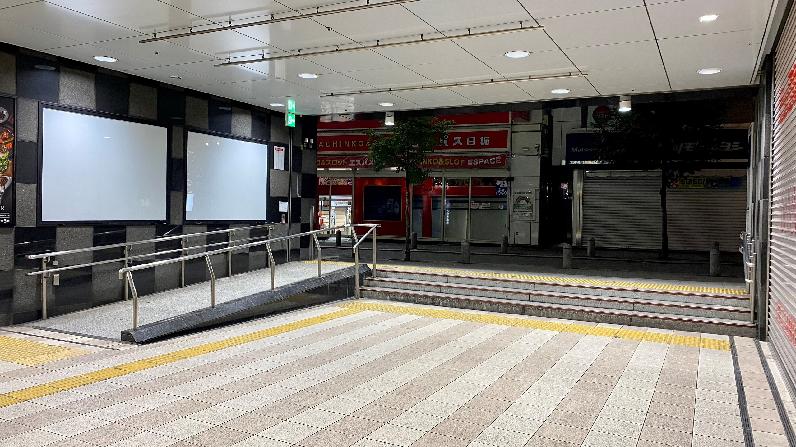 ■赤坂見附駅からの道順3：エスカレーターを降りたら右折し、スロープが見える方向にお進みください。