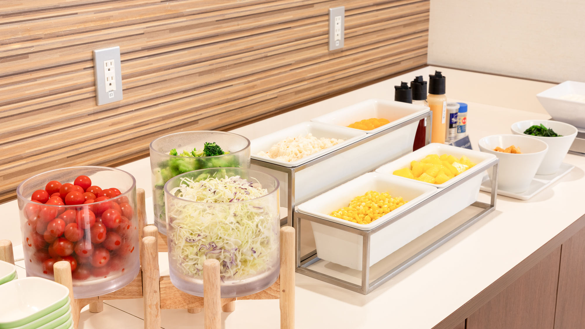 【無料朝食サービス】サラダ提供イメージ