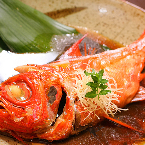 程よく脂の乗ったきんめ鯛をこってり煮付けた 関東風の味付け、調理長自慢の一品です！！