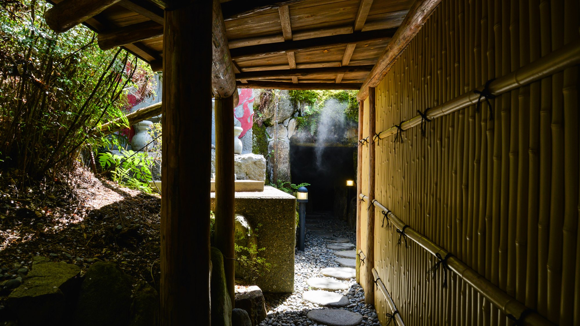 *【洞窟風呂（混浴）】露天風呂から先の石道をお進みいただき、入浴いただけます。