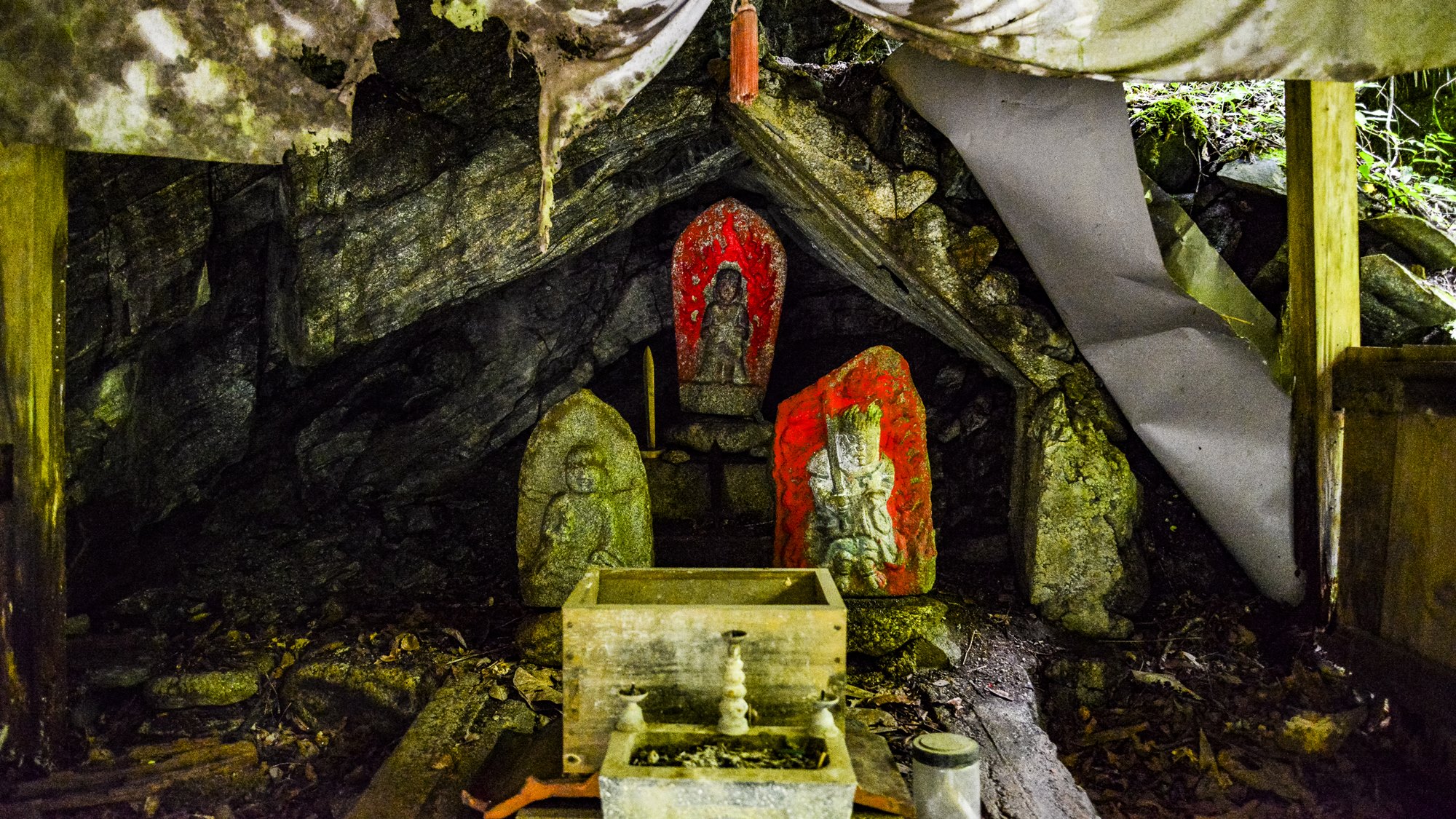 *【当館周辺】不動温泉の由来となった不動尊を祀る祠です。