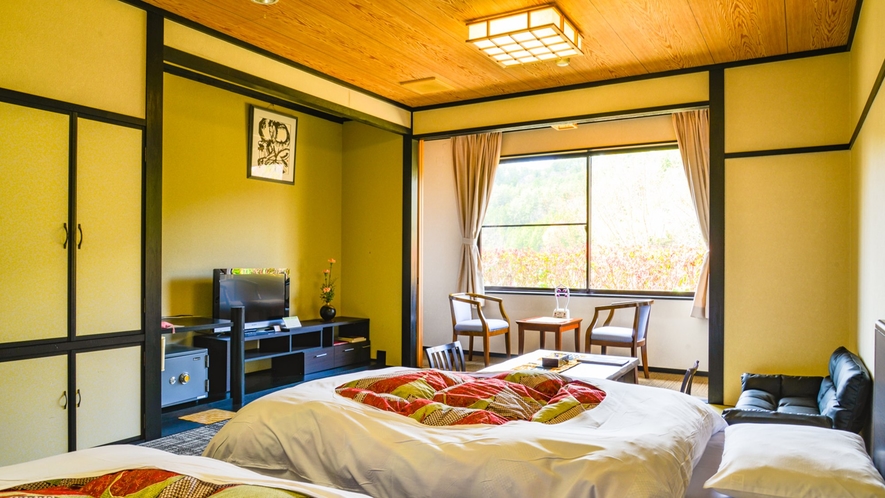 *【和洋室ツイン】お部屋の窓からは、四季を通じて、南信州千代の山里風景をお楽しみ頂けます。