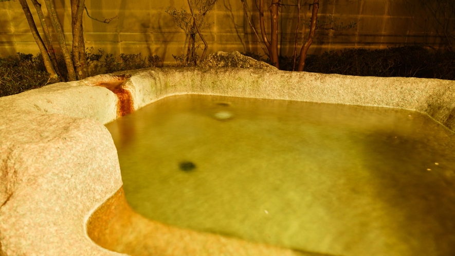 *【1階温泉露天風呂付き特別室　鳳れん】岩風呂付きの特別室でぜいたくな時間を。
