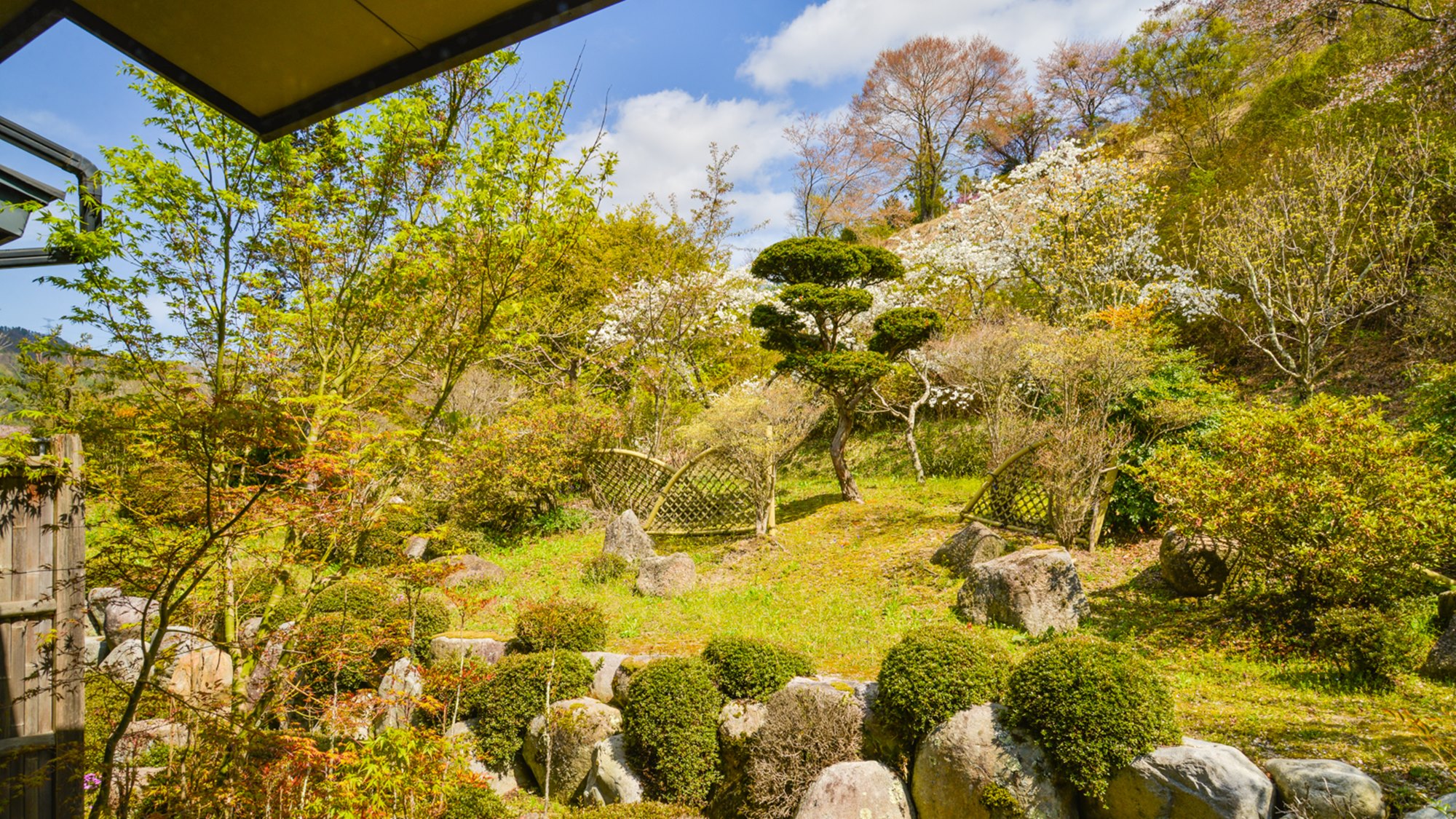 *【1階温泉露天風呂付き特別室　鳳れん】お部屋からは里山の草花をご覧いただけます。