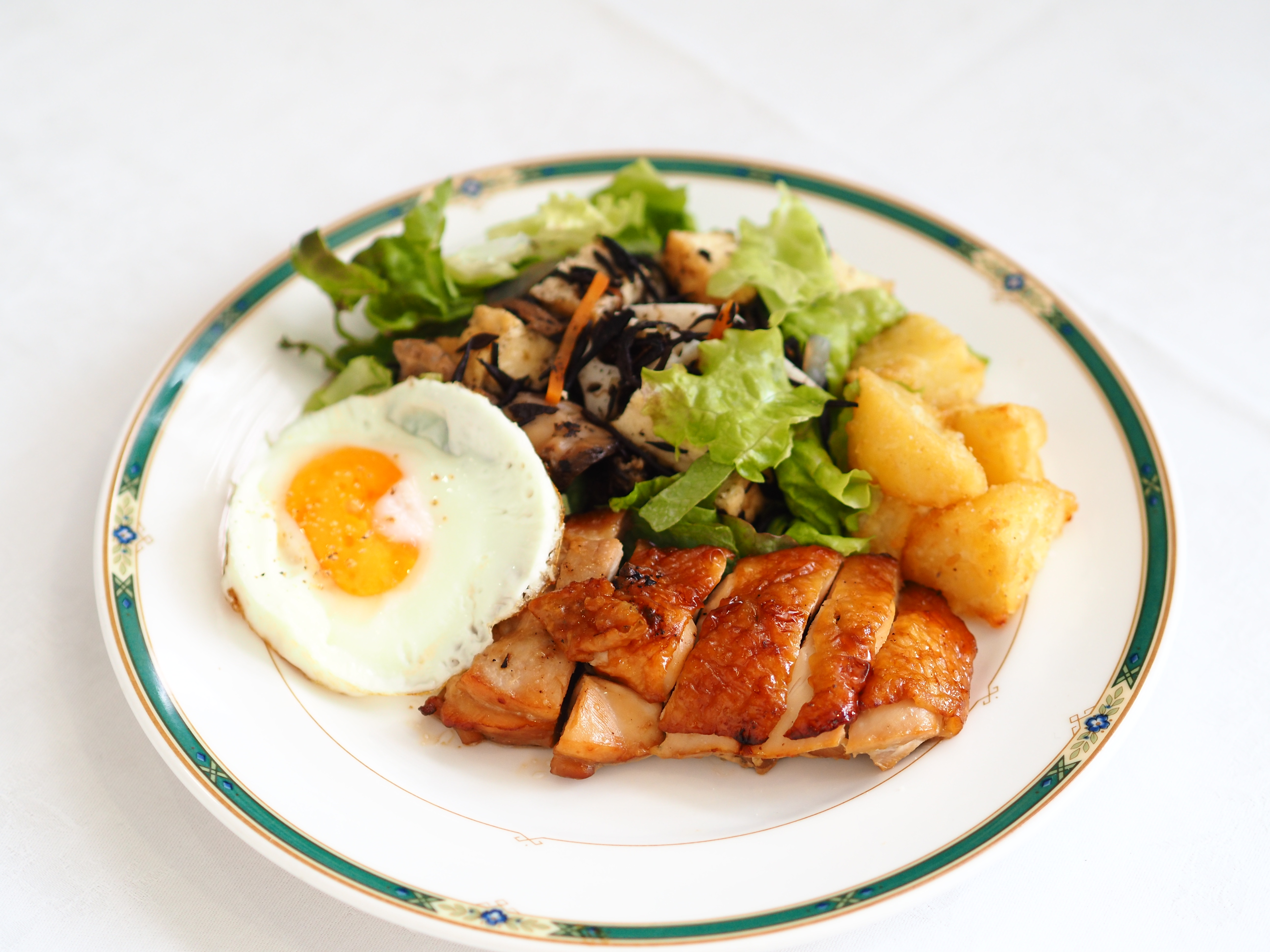 平日朝食日替わり定食　※写真は「メインプレート照り焼きチキン」盛り付け例