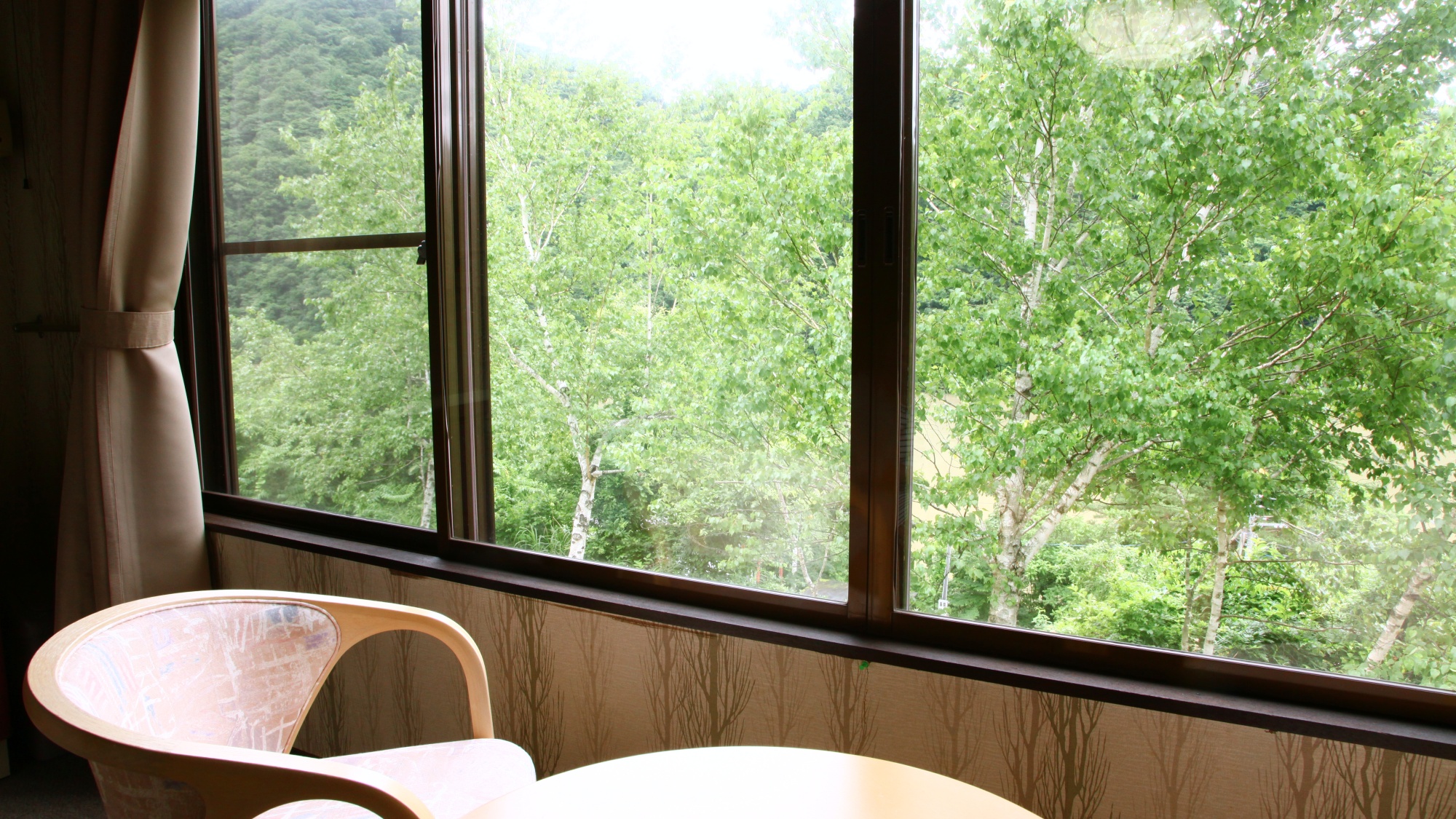 【本館】部屋からは季節の山々の風景や雄大な阿賀野川を望む。