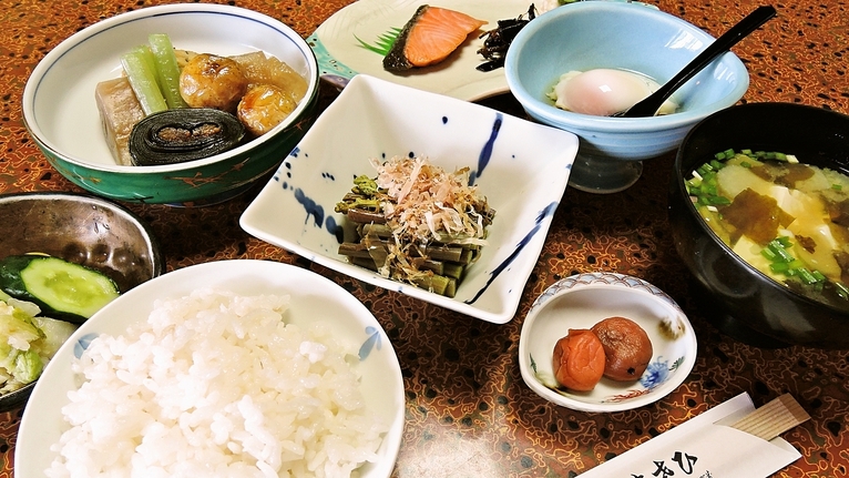 【朝食付】風情ある日本庭園を眺めながらゆっくり朝ごはん。家庭的な和朝食をご用意
