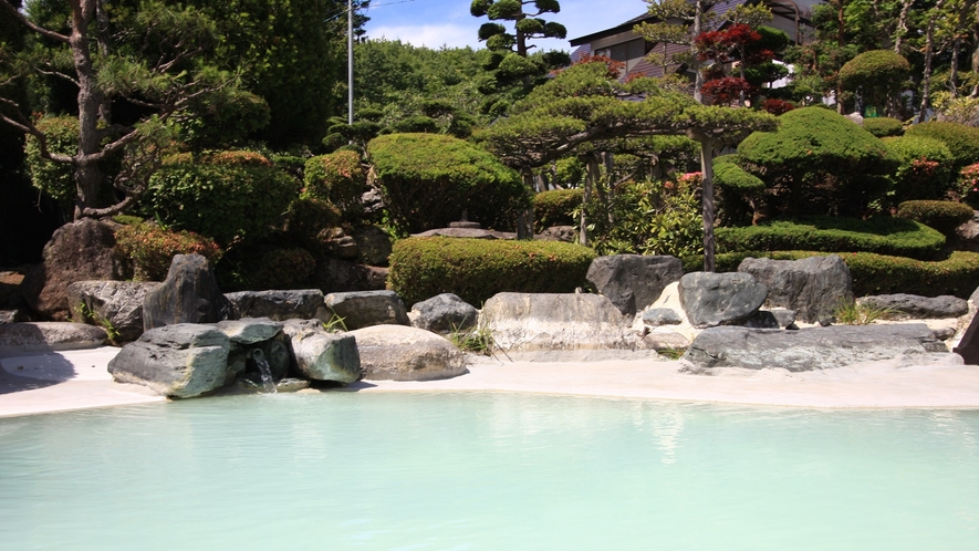 *庭園大浴場（女湯）／強酸性の源泉掛け流し温泉はリウマチや皮膚病をはじめ、効能いっぱいです！